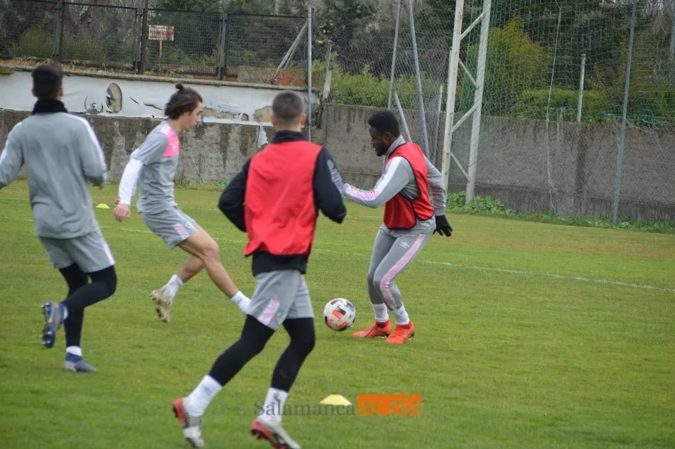 Foto 8 - Hecho in&eacute;dito: el filial del Salamanca UDS no entrena por primera vez en el Tori y s&iacute; lo hace en...