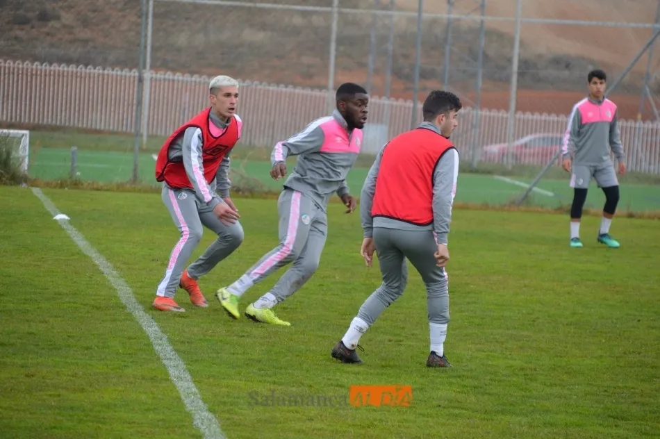Foto 6 - Hecho in&eacute;dito: el filial del Salamanca UDS no entrena por primera vez en el Tori y s&iacute; lo hace en...
