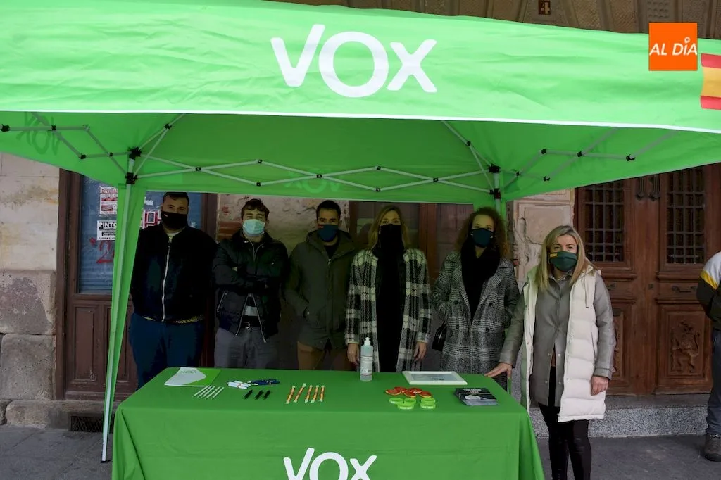 Simpatizantes y afiliados de Vox en la mesa informativa situada en la Plaza Mayor de Alba de Tormes / Pedro Zaballos