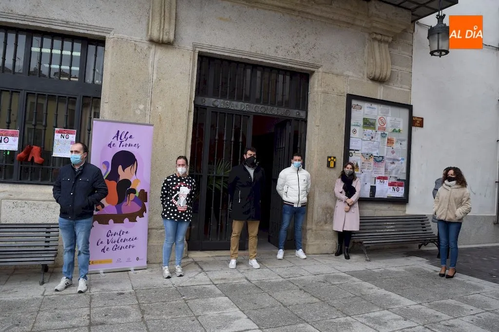 Autoridades del Ayuntamiento de Alba de Tormes durante el minuto de silencio / Pedro Zaballos