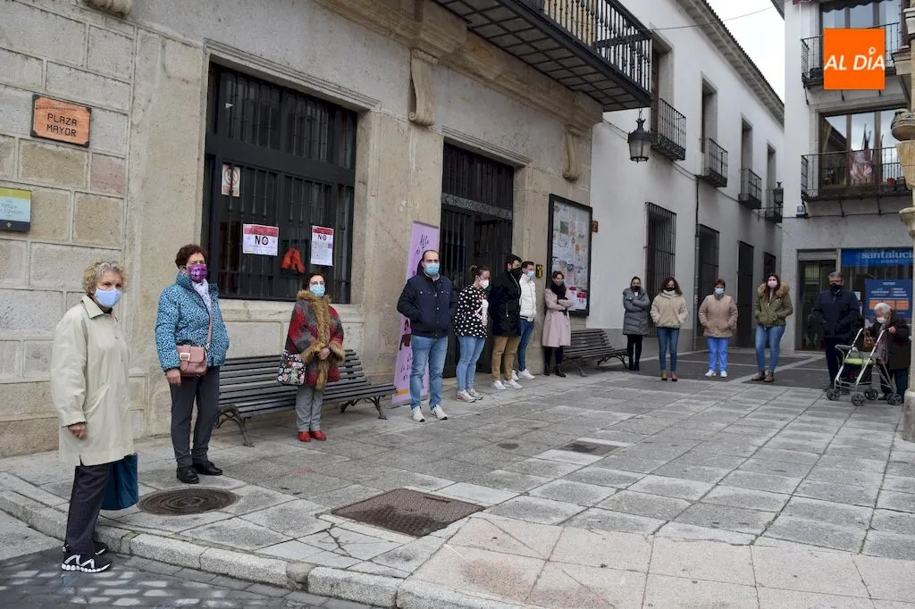 Foto 3 - Alba de Tormes guarda un minuto de silencio en memoria de las v&iacute;ctimas de la violencia de g&eacute;nero