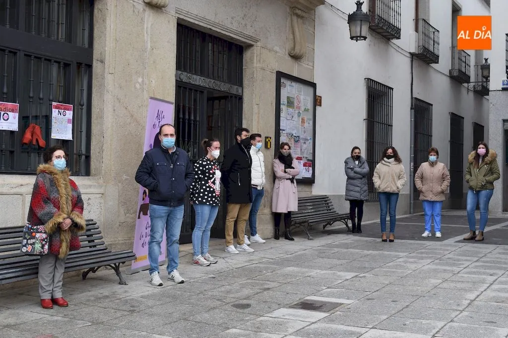 Foto 2 - Alba de Tormes guarda un minuto de silencio en memoria de las v&iacute;ctimas de la violencia de g&eacute;nero