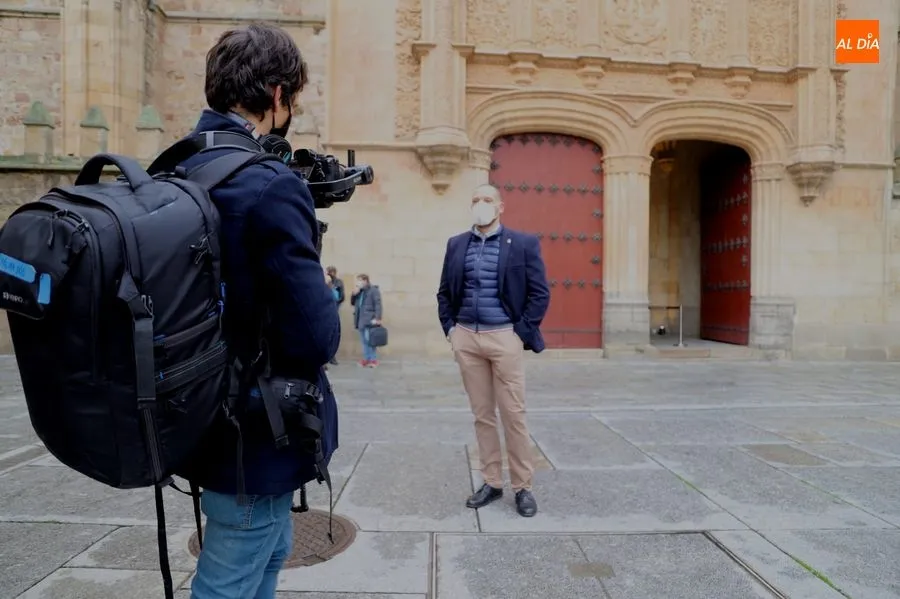 Grabación de este programa de TVE en el Patio de Escuelas, con el comisario de la Policía Nacional, Luis J. Esteban. Foto de Lydia González