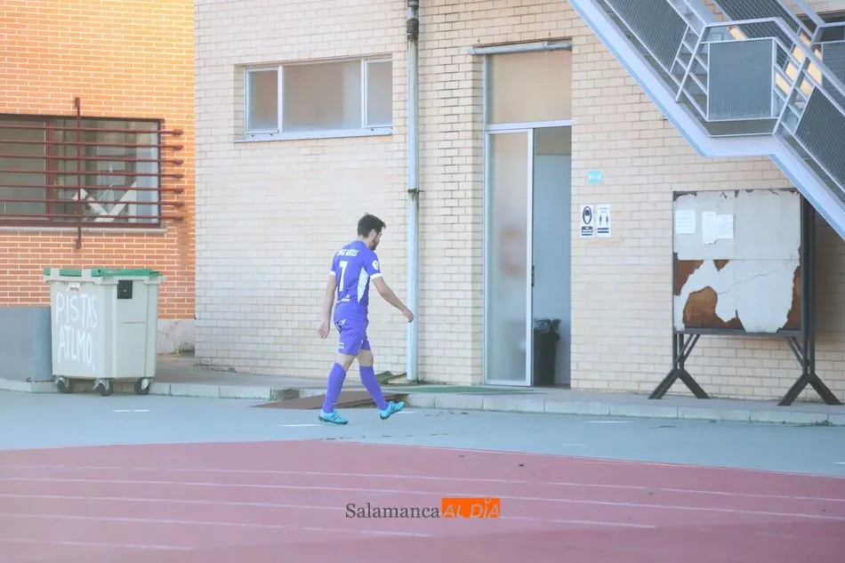 Jorge Mateos se va al vestuario tras la roja, aunque posteriormente regresó y vio el derbi desde detrás del banquillo