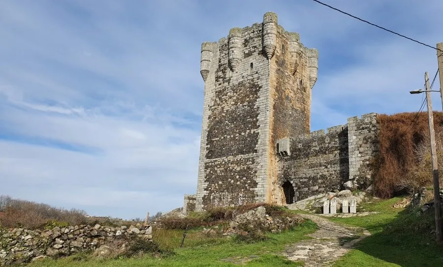 El delegado de la Junta se compromete a impulsar una intervención de urgencia en la muralla de...