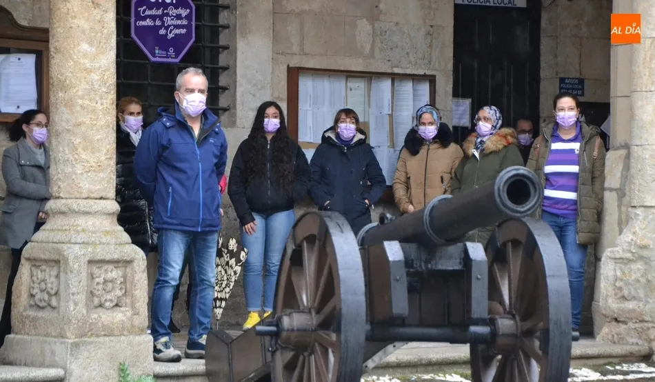 Foto 11 - Ciudad Rodrigo guarda un minuto de silencio en memoria de las v&iacute;ctimas de la violencia de g&eacute;nero  