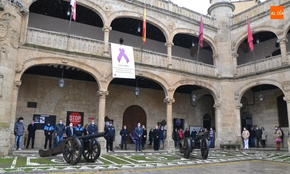 Ciudad Rodrigo guarda un minuto de silencio en memoria de las víctimas de la violencia de género  