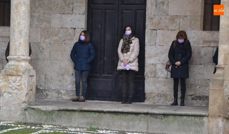 Foto 9 - Ciudad Rodrigo guarda un minuto de silencio en memoria de las v&iacute;ctimas de la violencia de g&eacute;nero  