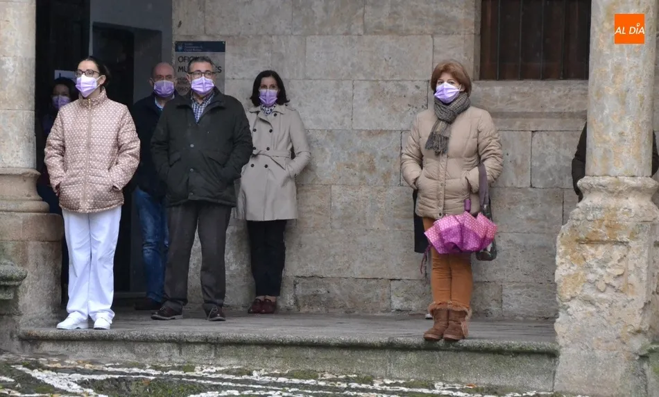 Foto 10 - Ciudad Rodrigo guarda un minuto de silencio en memoria de las v&iacute;ctimas de la violencia de g&eacute;nero  