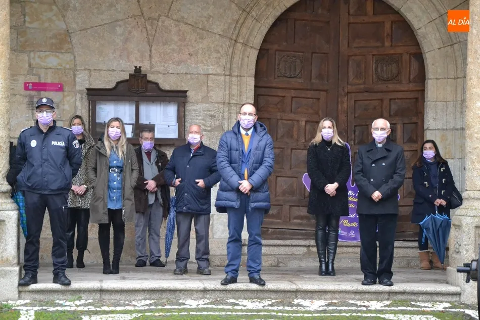 Foto 7 - Ciudad Rodrigo guarda un minuto de silencio en memoria de las v&iacute;ctimas de la violencia de g&eacute;nero  