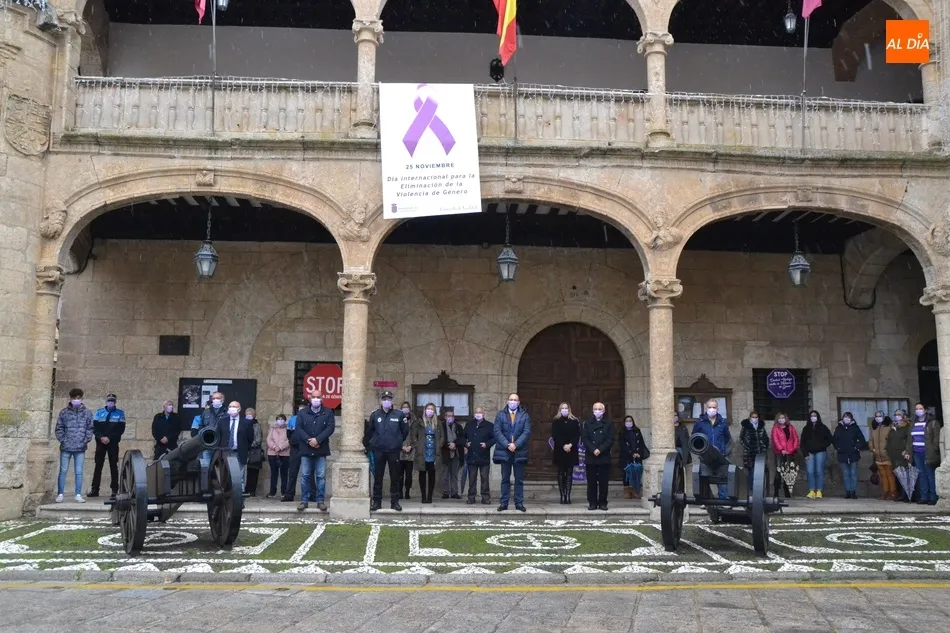 Foto 8 - Ciudad Rodrigo guarda un minuto de silencio en memoria de las v&iacute;ctimas de la violencia de g&eacute;nero  