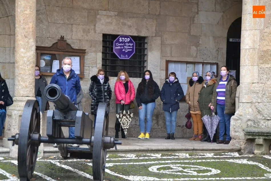 Foto 6 - Ciudad Rodrigo guarda un minuto de silencio en memoria de las v&iacute;ctimas de la violencia de g&eacute;nero  