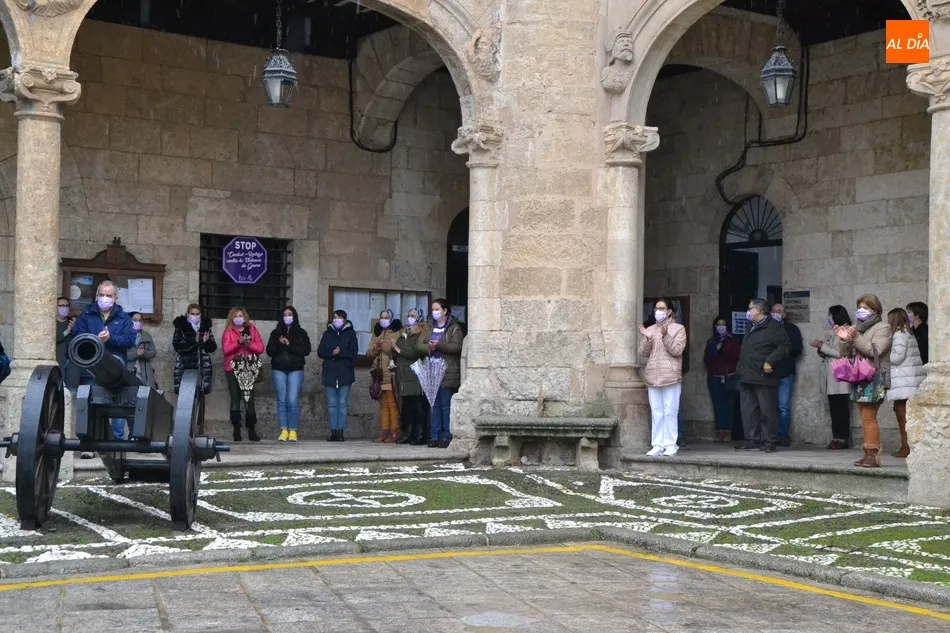 Foto 3 - Ciudad Rodrigo guarda un minuto de silencio en memoria de las v&iacute;ctimas de la violencia de g&eacute;nero  