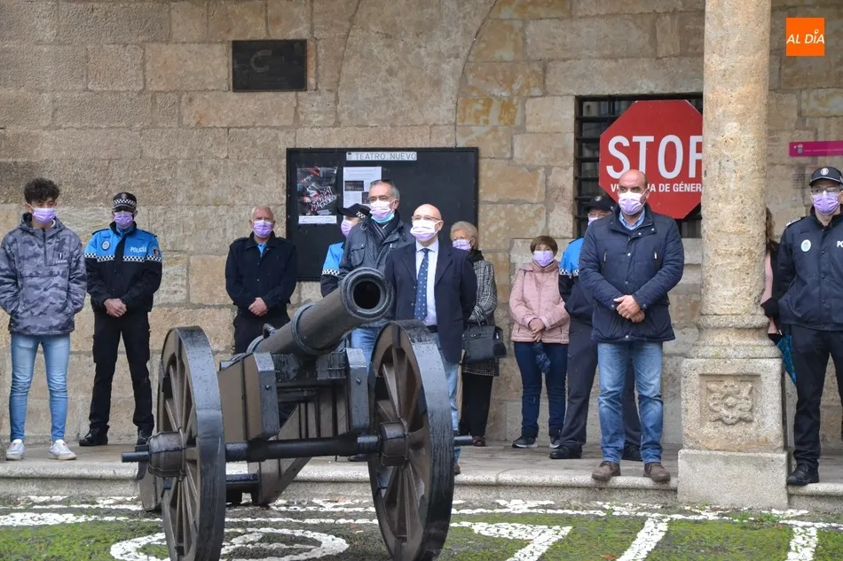 Foto 5 - Ciudad Rodrigo guarda un minuto de silencio en memoria de las v&iacute;ctimas de la violencia de g&eacute;nero  