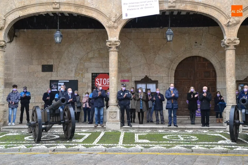 Foto 4 - Ciudad Rodrigo guarda un minuto de silencio en memoria de las v&iacute;ctimas de la violencia de g&eacute;nero  