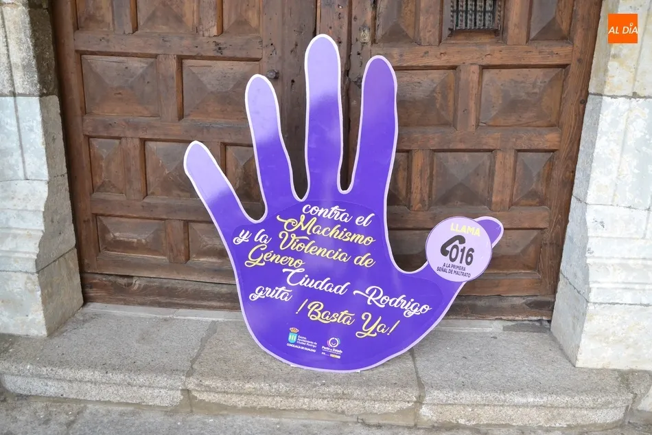 Foto 2 - Ciudad Rodrigo guarda un minuto de silencio en memoria de las v&iacute;ctimas de la violencia de g&eacute;nero  