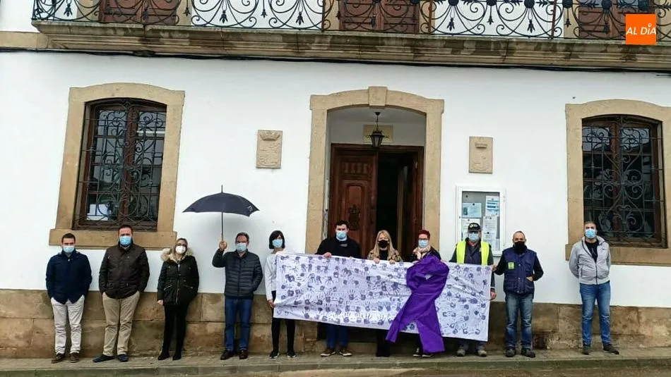 Concejales y trabajadores del Ayuntamiento durante el minuto de silencio celebrado esta mañana