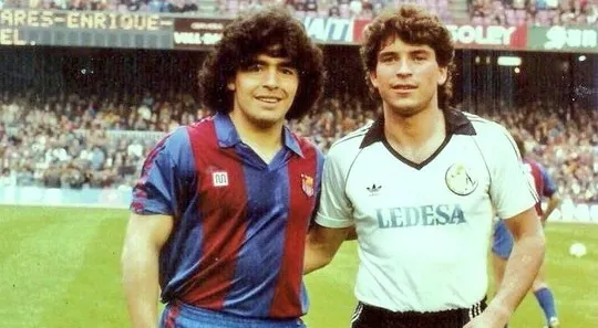 Diego Armando Maradona, durante uno de los partidos que disputó ante la UDS en el Camp Nou, junto a Antonio Orejuela  / Foto: Unionistas de Salamanca