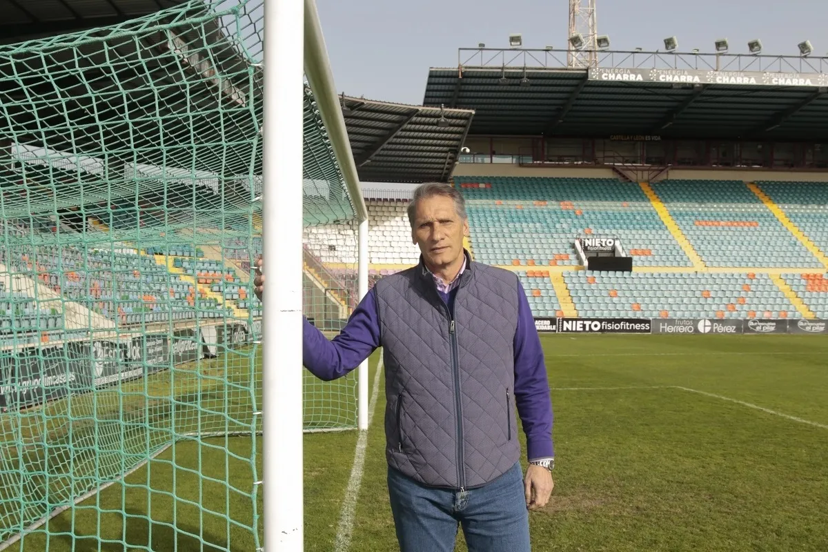 Ángel Lozano, en una de las porterías del Helmántico / Salamanca UDS