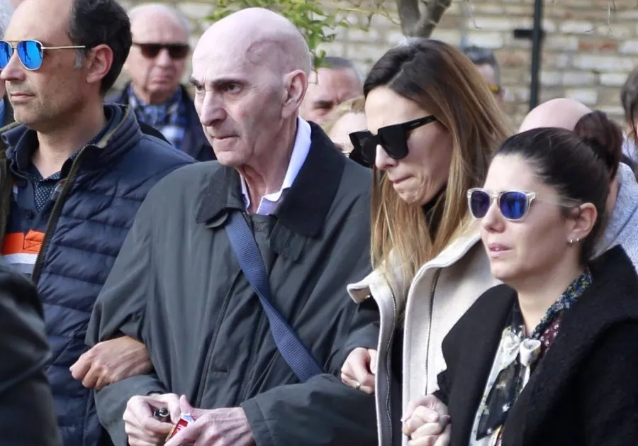 Irene Rosales, con su padre, en el entierro de su madre, Mayte Vázquez, el pasado mes de febrero. Foto de archivo de LEANDRO WASSAUL