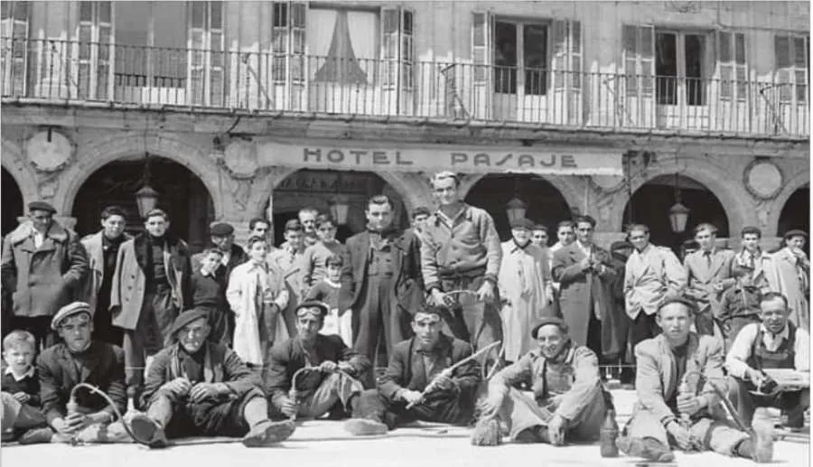 Foto 3 - La pavimentaci&oacute;n de la Plaza Mayor en 1954