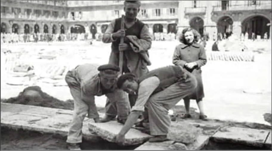 Foto 2 - La pavimentaci&oacute;n de la Plaza Mayor en 1954