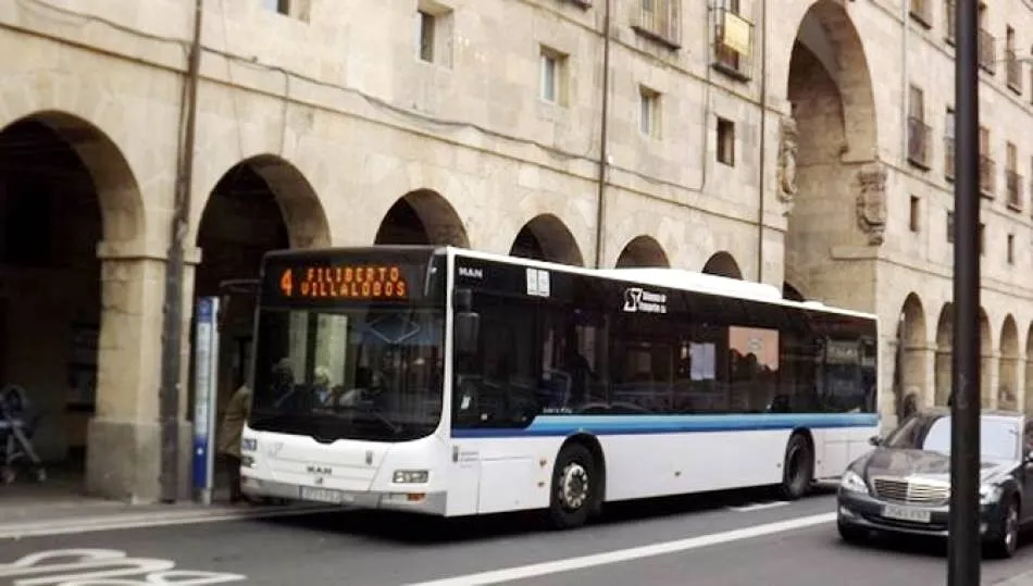 Parada del bus urbano en la plaza del Mercado. Foto de archivo