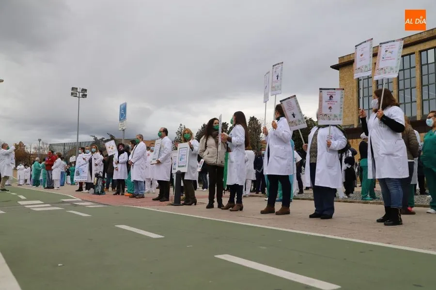 Foto 5 - Nueva jornada de protestas de los sanitarios contra el decreto que autoriza traslados,&nbsp;seg&uacute;n...