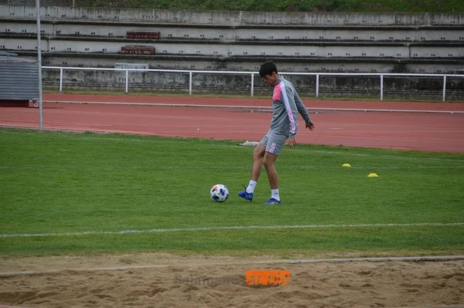 Foto 10 - Due&ntilde;as prueba con un 4-3-3 con Puma y Ernest en las bandas y Madrigal de &lsquo;9&rsquo;