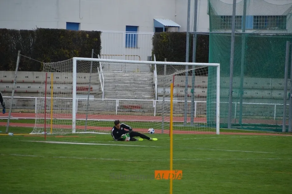 Foto 8 - Due&ntilde;as prueba con un 4-3-3 con Puma y Ernest en las bandas y Madrigal de &lsquo;9&rsquo;