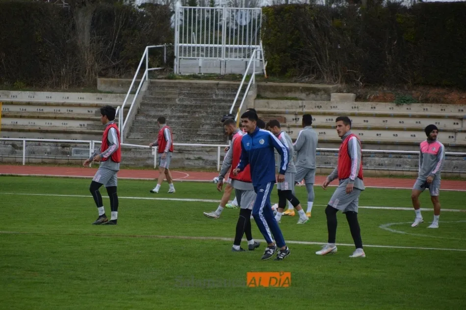 Foto 7 - Due&ntilde;as prueba con un 4-3-3 con Puma y Ernest en las bandas y Madrigal de &lsquo;9&rsquo;