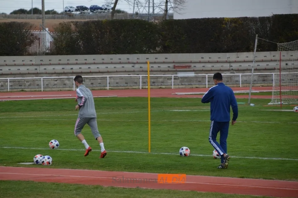 Foto 6 - Due&ntilde;as prueba con un 4-3-3 con Puma y Ernest en las bandas y Madrigal de &lsquo;9&rsquo;