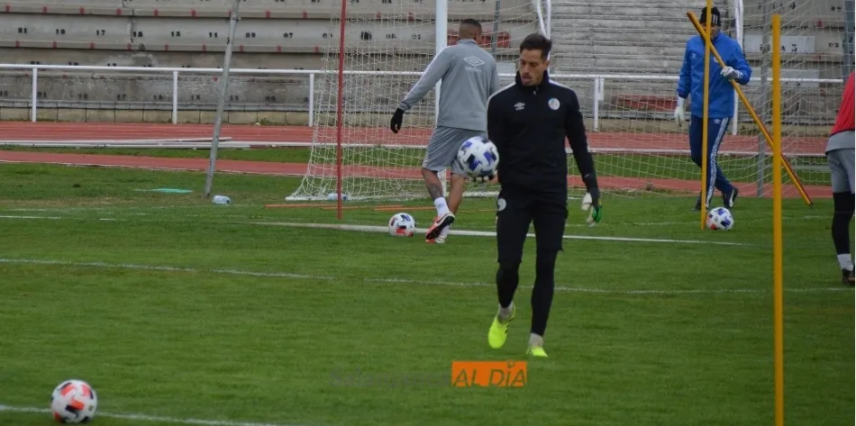 Foto 5 - Due&ntilde;as prueba con un 4-3-3 con Puma y Ernest en las bandas y Madrigal de &lsquo;9&rsquo;