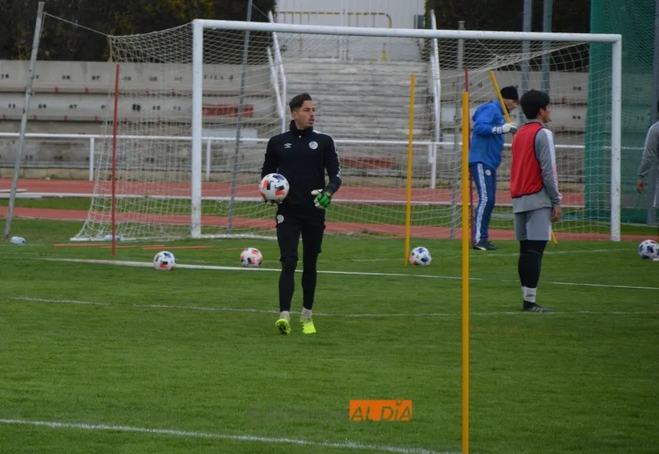 Foto 4 - Due&ntilde;as prueba con un 4-3-3 con Puma y Ernest en las bandas y Madrigal de &lsquo;9&rsquo;