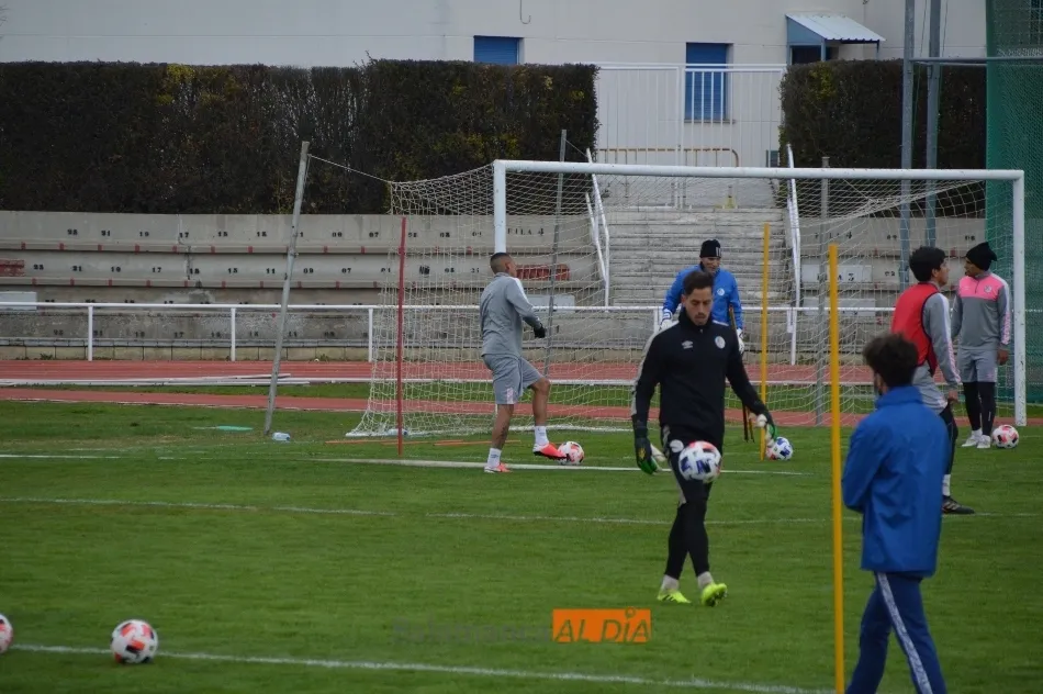 Foto 2 - Due&ntilde;as prueba con un 4-3-3 con Puma y Ernest en las bandas y Madrigal de &lsquo;9&rsquo;