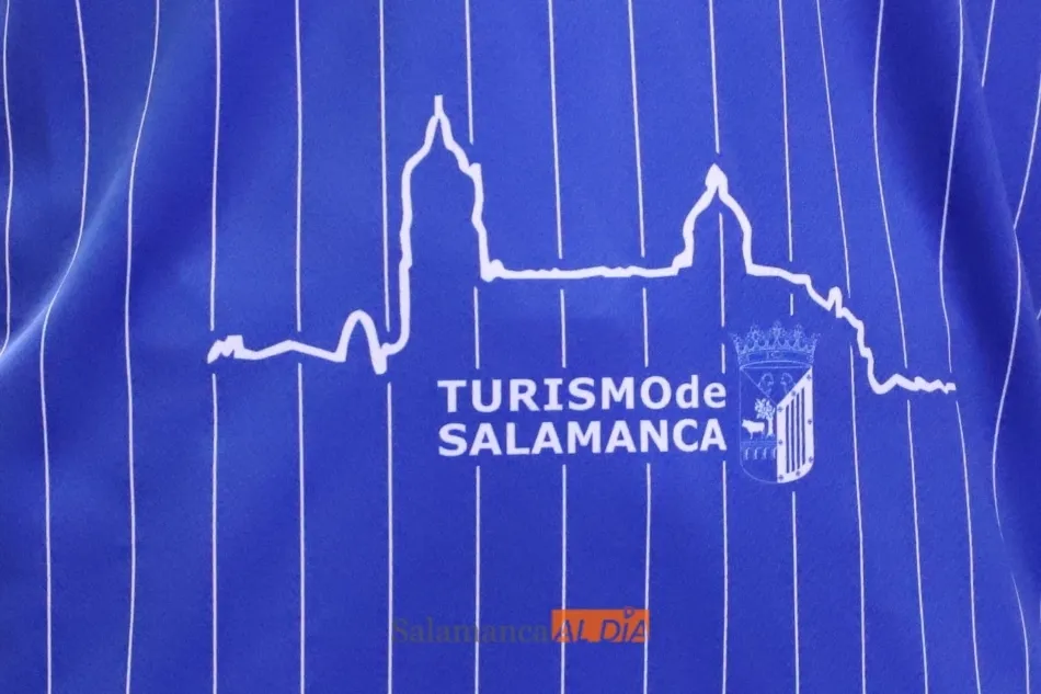 Foto 7 - El Perfumer&iacute;as Avenida llevar&aacute; a Salamanca con orgullo por toda Europa en su camiseta