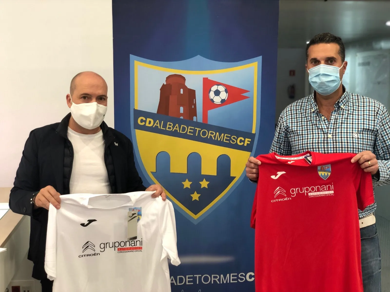 Rubén Hernández, gerente de Grupo Nani y Antonio Cojo, presidente del Alba de Tormes CF