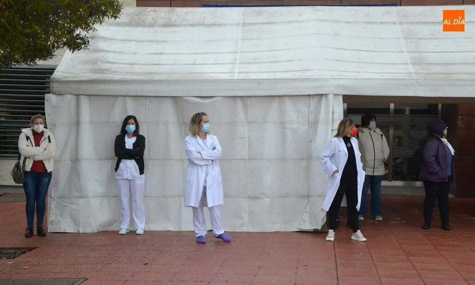Foto 5 - Trabajadores del Centro de Salud vuelven a concentrarse contra el &lsquo;decretazo&rsquo; de la Junta  