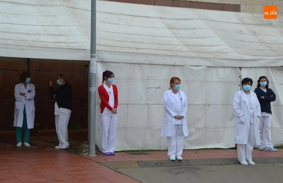 Foto 4 - Trabajadores del Centro de Salud vuelven a concentrarse contra el &lsquo;decretazo&rsquo; de la Junta  