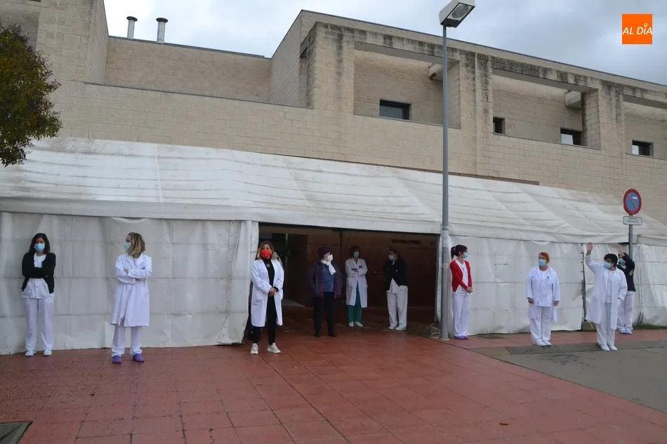 Foto 2 - Trabajadores del Centro de Salud vuelven a concentrarse contra el &lsquo;decretazo&rsquo; de la Junta  
