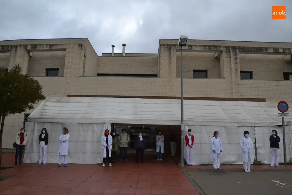 Foto 3 - Trabajadores del Centro de Salud vuelven a concentrarse contra el &lsquo;decretazo&rsquo; de la Junta  