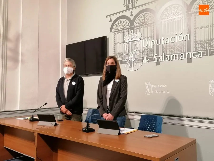 El portavoz del Grupo Municipal Socialista en la Diputación de Salamanca, Fernando Rubio, acompañado por la diputada, Beatriz Martín. Foto de Lydia González