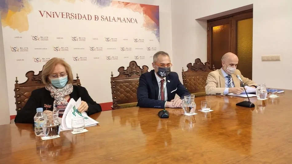 Ricardo Rivero (c) junto a Purificación Galindo (i) y Javier González (d) en el Rectorado de la USAL. - EUROPA PRESS