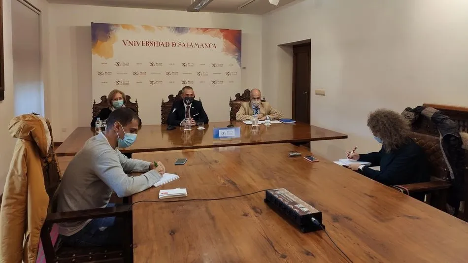 El rector de la USAL, Ricardo Rivero (c), informa de los asuntos tratados en el Consejo de Gobierno de la institución académica. - EUROPA PRESS