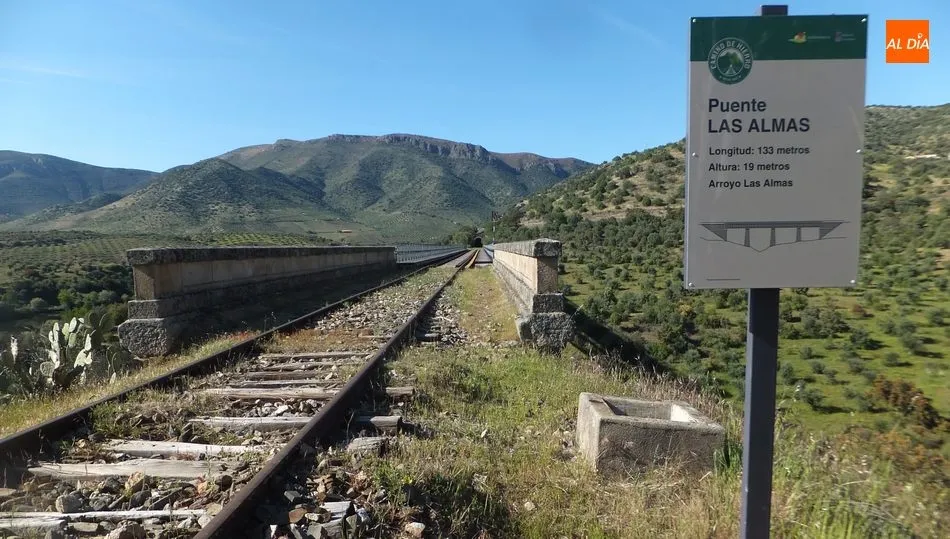 La lluvia y el colapso de las cunetas están ocasionadno un deterioro integral de este trazado ferroviario declarado BIC en el 2000 / FOTO: INFOTUR
