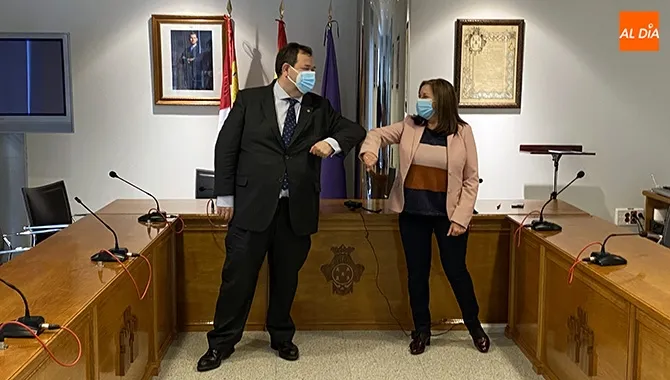 La alcaldesa de Peñaranda, Carmen Ávila, y el presidente de la Cámara de Comercio, Benjamín Crespo