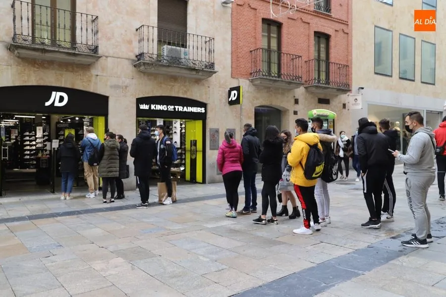 Colas de clientes en la calle Toro. Foto de Lydia González