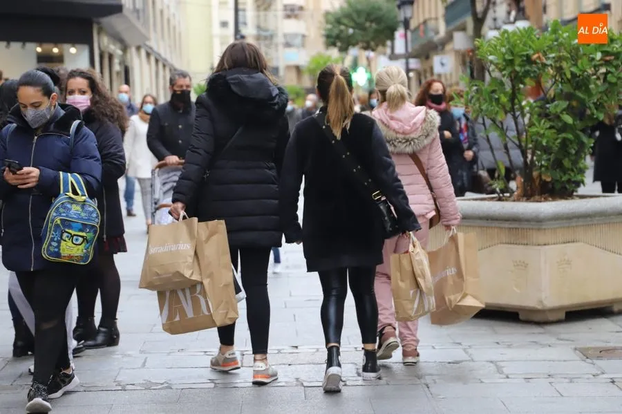 Foto 9 - Colas en las calles comerciales de Salamanca para aprovechar los descuentos y promociones