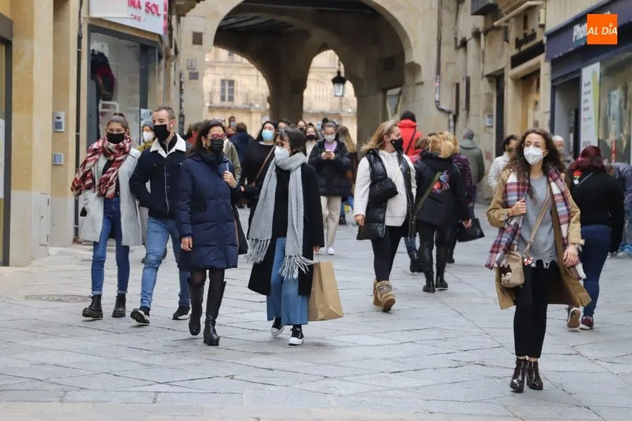 Foto 7 - Colas en las calles comerciales de Salamanca para aprovechar los descuentos y promociones