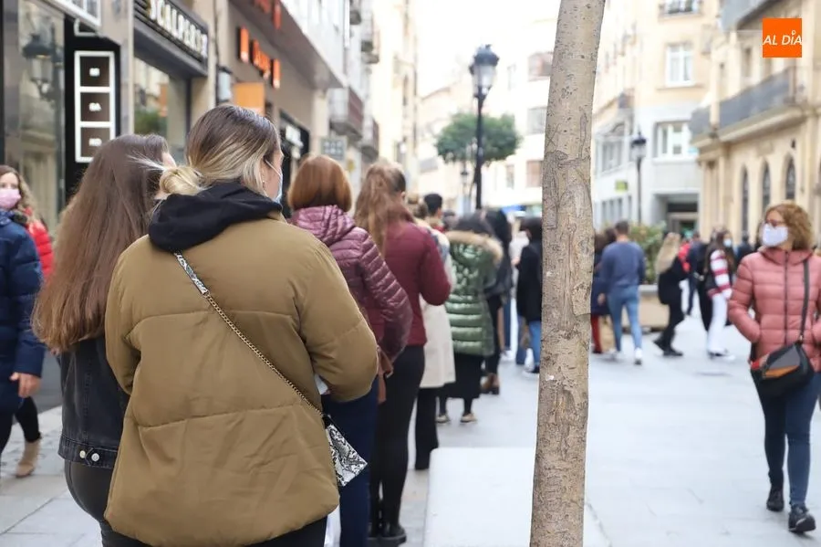 Foto 5 - Colas en las calles comerciales de Salamanca para aprovechar los descuentos y promociones